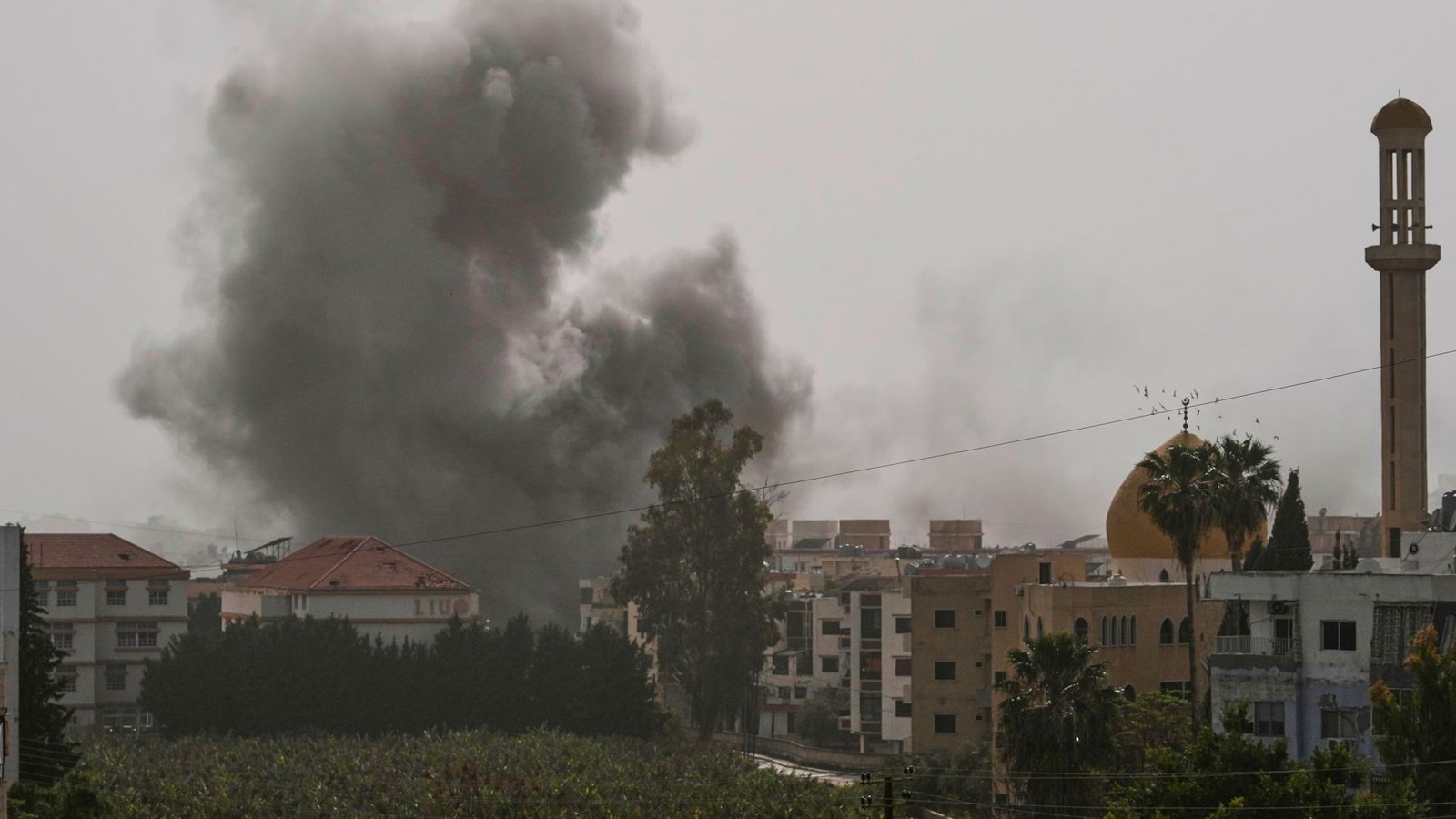Rauch steigt nach einem israelischen Luftangriff auf. Im Libanon gab es fünf weitere Tote (Archivfoto).Foto: Mohammed Zaatari/AP/dpa/Mohammed Zaatari