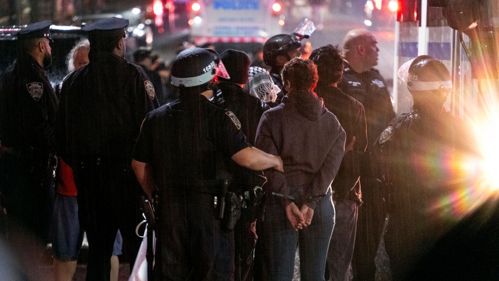 Polizisten führen Studentinnen und Studenten ab, die sich an den Protesten beteiligt haben.Foto: Craig Ruttle/AP/dpa