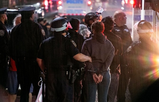 Polizisten führen Studentinnen und Studenten ab, die sich an den Protesten beteiligt haben.<span class='image-autor'>Foto: Craig Ruttle/AP/dpa</span>