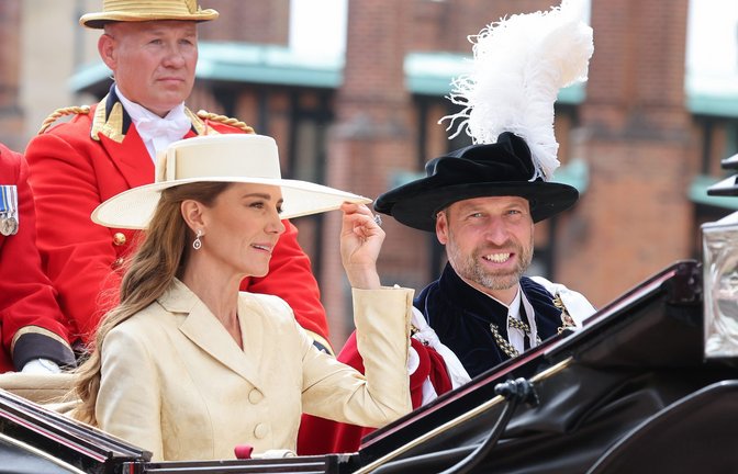Kate, Princess of Wales, und Prinz William, Prince of Wales, sitzen in einer Kutsche nach dem Besuch des jährlichen Gottesdienstes des Hosenbandordens in der St. George’s Chapel im Windsor Castle.<span class='image-autor'>Foto: picture alliance/dpa/PA Wire | Chris Jackson</span>