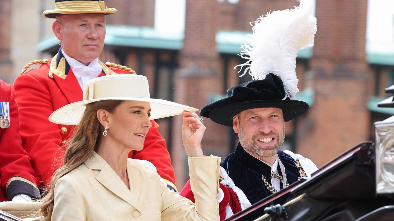Kate, Princess of Wales, und Prinz William, Prince of Wales, sitzen in einer Kutsche nach dem Besuch des jährlichen Gottesdienstes des Hosenbandordens in der St. George’s Chapel im Windsor Castle.Foto: picture alliance/dpa/PA Wire | Chris Jackson Kate, Princess of Wales, und Prinz William, Prince of Wales, sitzen in einer Kutsche nach dem Besuch des jährlichen Gottesdienstes des Hosenbandordens in der St. George’s Chapel im Windsor Castle.Foto: picture alliance/dpa/PA Wire | Chris Jackson
