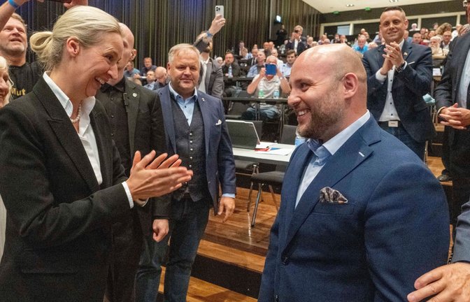 Alice Weidel, Bundesvorsitzende, gratuliert im Congress Centrum beim AfD-Landesparteitag Markus Frohnmaier  zu seiner Wiederwahl.<span class='image-autor'>Foto: Stefan Puchner/dpa</span>