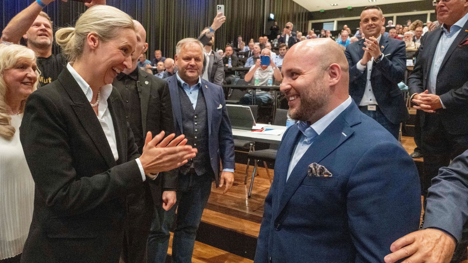 Alice Weidel, Bundesvorsitzende, gratuliert im Congress Centrum beim AfD-Landesparteitag Markus Frohnmaier zu seiner Wiederwahl.Foto: Stefan Puchner/dpa Alice Weidel, Bundesvorsitzende, gratuliert im Congress Centrum beim AfD-Landesparteitag Markus Frohnmaier zu seiner Wiederwahl.Foto: Stefan Puchner/dpa