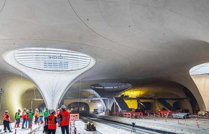 Noch wird  auf der Bahnhofsbaustelle gearbeitet. Aber Ende 2026 sollen die ersten Züge rollen.<span class='image-autor'>Foto: imago/Arnulf Hettrich</span>