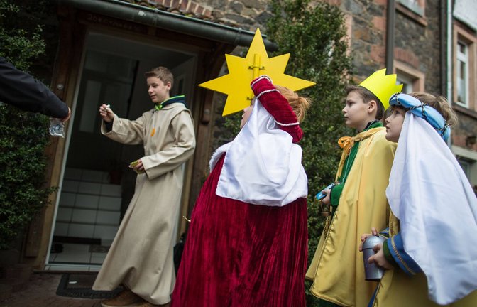 Jedes Jahr am 6. Januar ziehen  Sternsinger durch Deutschland und sammeln Spenden für Kinder in Not.<span class='image-autor'>Foto: imago/Michael Schick/imago stock&people</span>