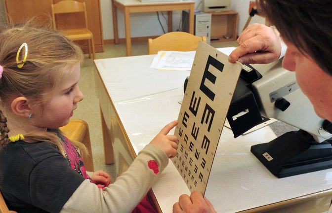 Ein Sehtest ist bei der Schuleingangsuntersuchung obligatorisch.<span class='image-autor'>Foto: dpa/Stefan Puchner</span>