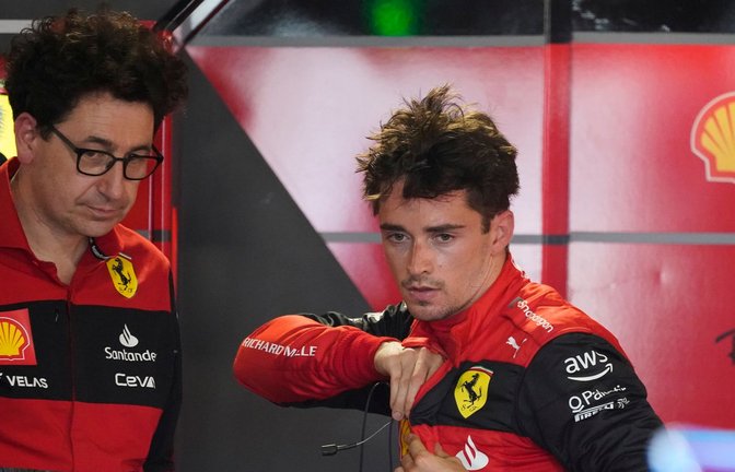 Ferrari-Pilot Charles Leclerc (r) und Teamchef Mattia Binotto im Gespräch.<span class='image-autor'>Foto: Darron Cummings/AP/dpa</span>