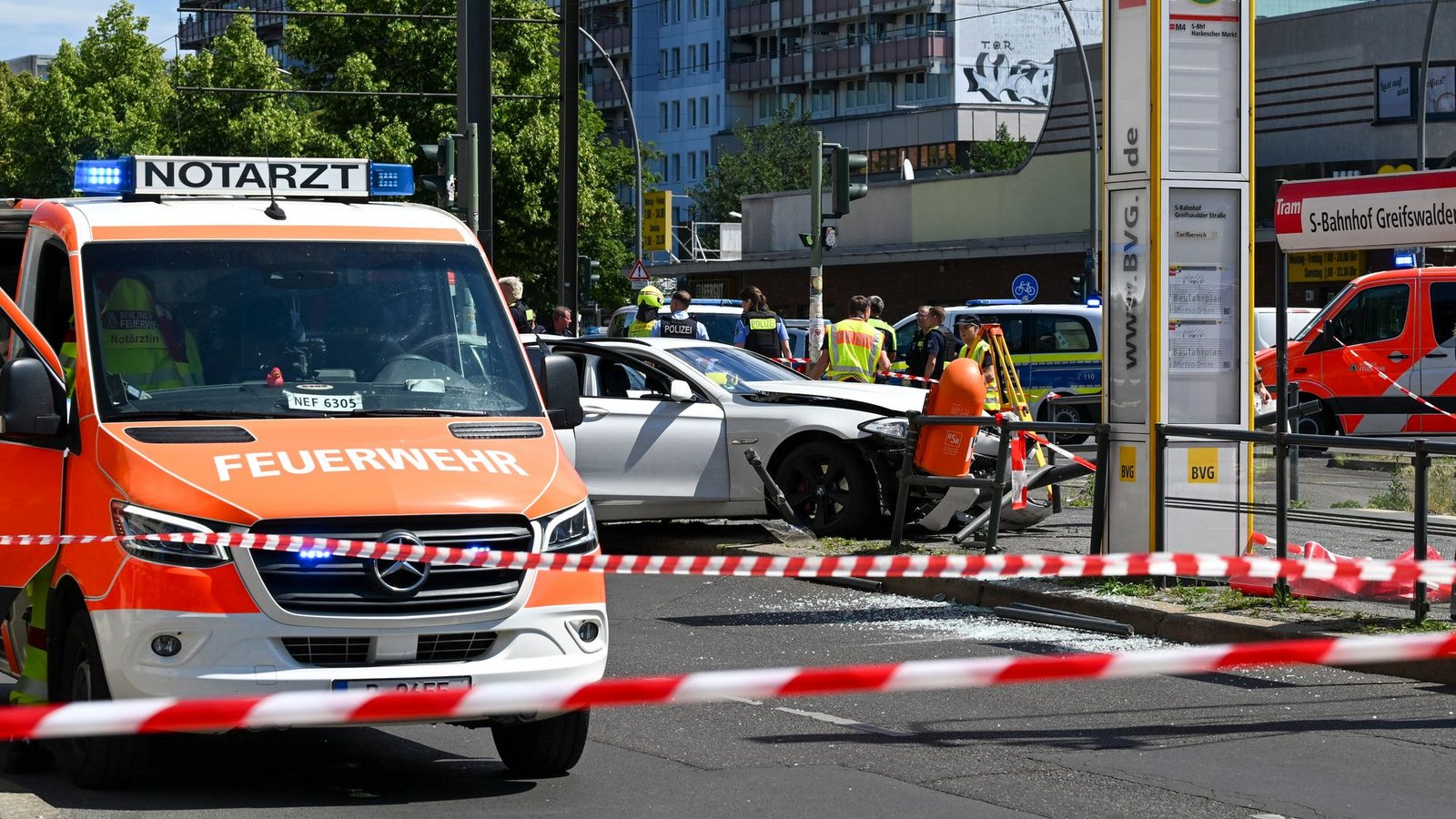 Ein Mensch kam bei dem Unfall ums Leben.Foto: Jens Kalaene/dpa
