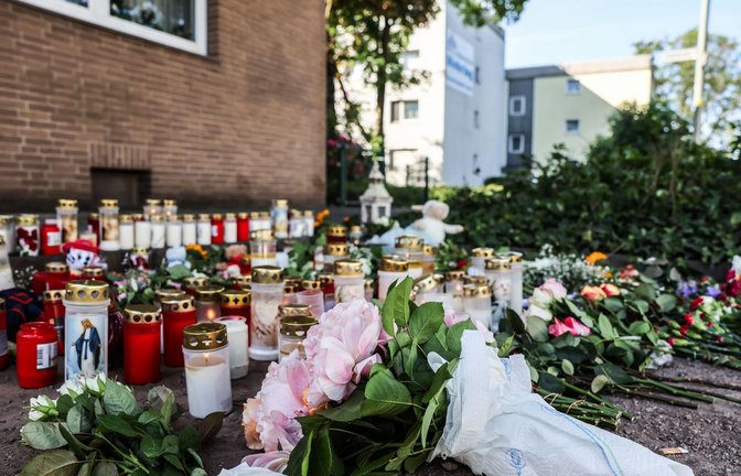 Blumen und Kerzen am Unfallort: In Dinslaken ist die Trauer nach dem Unfalltod zweier Kinder groß.<span class='image-autor'>Foto: Oliver Berg/dpa</span>