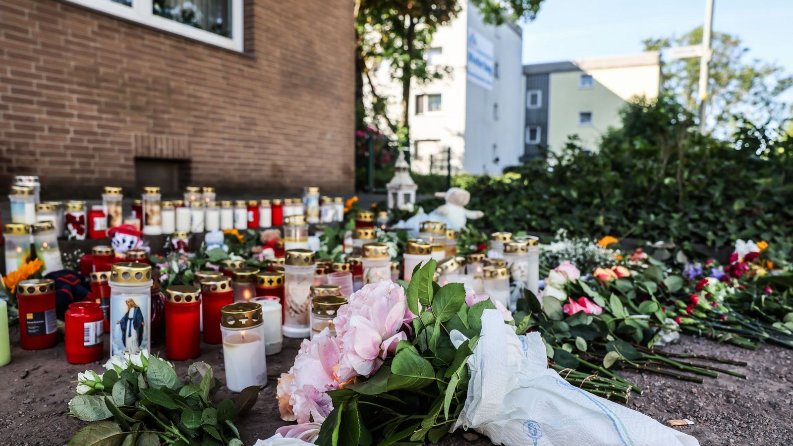 Blumen und Kerzen am Unfallort: In Dinslaken ist die Trauer nach dem Unfalltod zweier Kinder groß.Foto: Oliver Berg/dpa