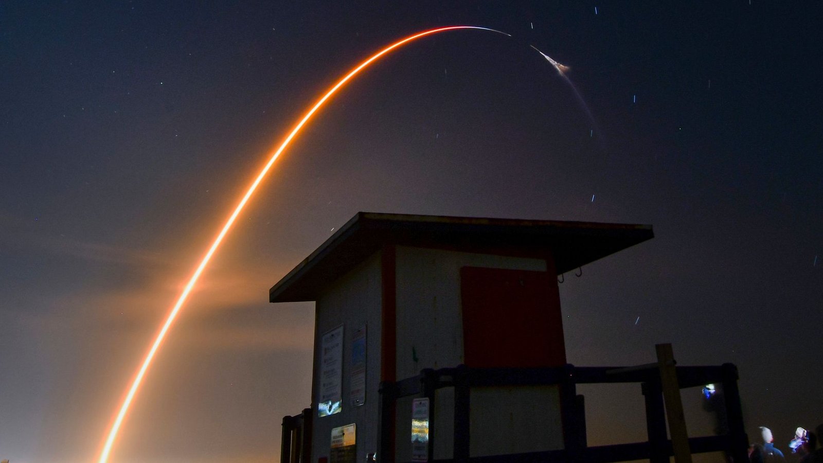 Eine Rakete der Raumfahrtfirma SpaceX startet in Florida mit einem "Dragon"-Frachter zur Internationalen Raumstation (ISS).Foto: Malcolm Denemark/Florida Today/AP/dpa