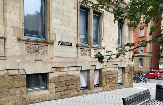 Die Sandsteinmauer dieses Hauses am Stuttgarter Schützenplatz ist auch für Laien erkennbar feucht.<span class='image-autor'>Foto: Judith A. Sägesser</span>