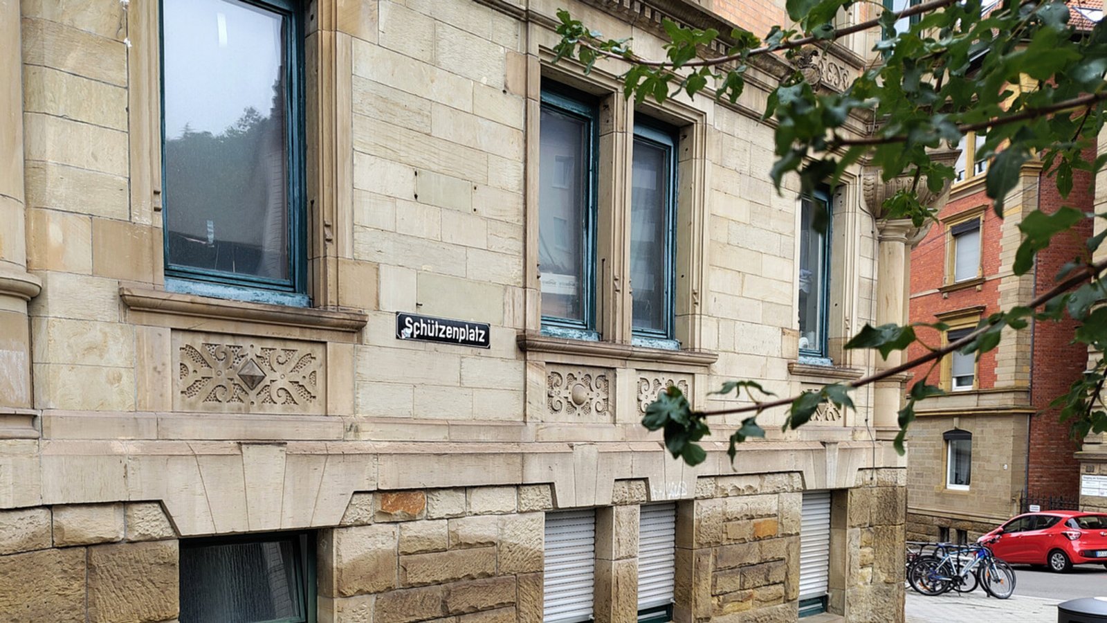 Die Sandsteinmauer dieses Hauses am Stuttgarter Schützenplatz ist auch für Laien erkennbar feucht.Foto: Judith A. Sägesser Die Sandsteinmauer dieses Hauses am Stuttgarter Schützenplatz ist auch für Laien erkennbar feucht.Foto: Judith A. Sägesser