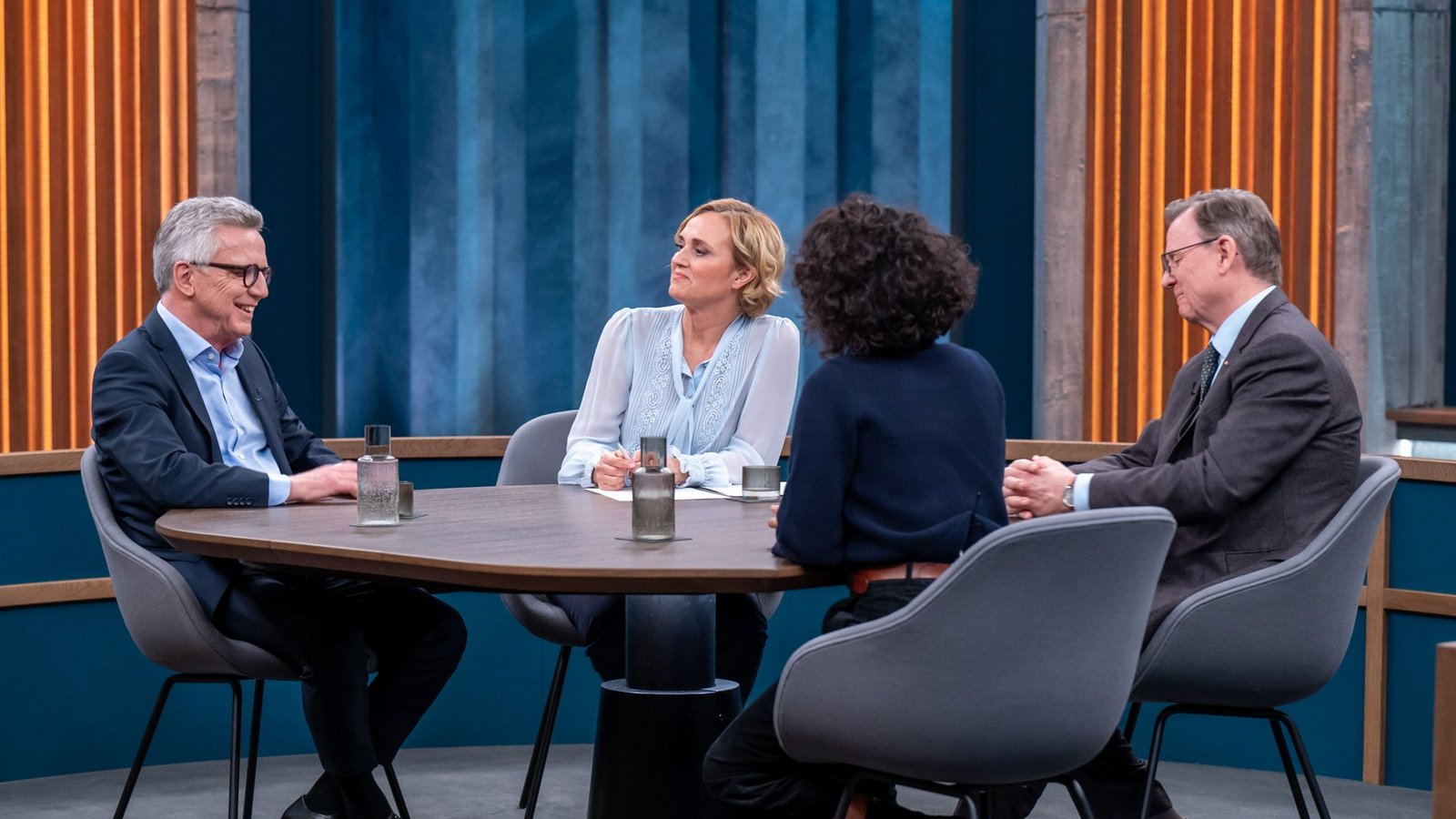 Caren Miosga im Gespräch mit Thomas de Maizière (links) und Bodo Ramelow.Foto: NDR/Thomas Ernst/ThomasErnst