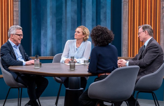 Caren Miosga im Gespräch mit Thomas de Maizière (links) und Bodo Ramelow.<span class='image-autor'>Foto: NDR/Thomas Ernst/ThomasErnst</span>