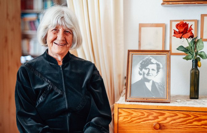 Ursula Röhm mit dem Foto ihrer Mutter Hilda, die ihre drei Töchter in Rexingen durch die Nazizeit brachte.<span class='image-autor'>Foto: Lichtgut</span>