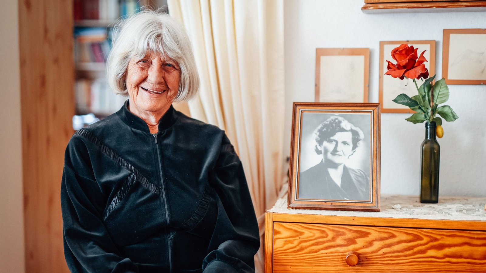 Ursula Röhm mit dem Foto ihrer Mutter Hilda, die ihre drei Töchter in Rexingen durch die Nazizeit brachte.Foto: Lichtgut Ursula Röhm mit dem Foto ihrer Mutter Hilda, die ihre drei Töchter in Rexingen durch die Nazizeit brachte.Foto: Lichtgut