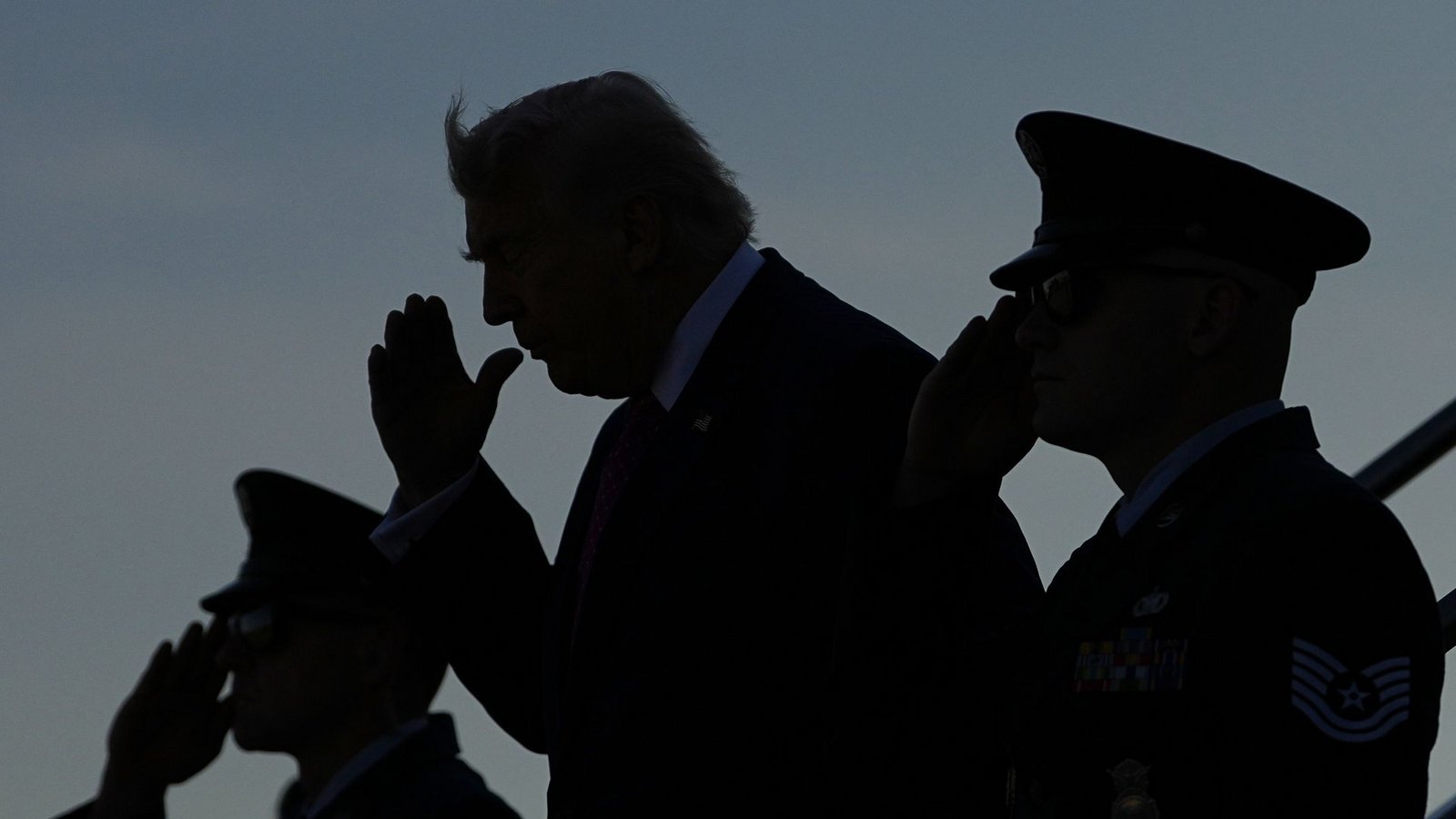Präsident Donald Trump salutiert bei seiner Ankunft mit der Air Force One auf dem Flughafen Charlottesville-Albemarle.Foto: Matt Rourke/AP/dpa