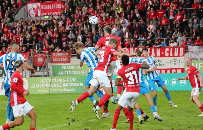 Es dürfte wieder hoch hergehen beim Duell Kickers – Kickers am Bieberer Berg: Am 28. Februar geht es für die Blauen nach Offenbach.<span class='image-autor'>Foto: imago/Hartenfelser</span>