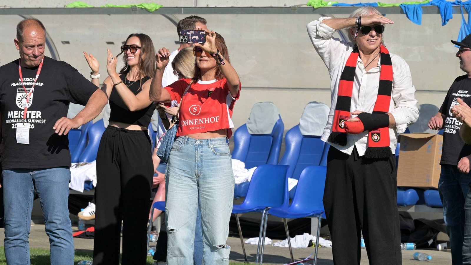 Auch Schlagerstars sind zuweilen Fans: Andrea Berg zückt ihr Smartphone, um die siegreichen Großaspacher zu fotografieren. Rechts daneben ihr Mann, der Unternehmer und Spielerberater Uli Ferber.Foto: IMAGO/Eibner Auch Schlagerstars sind zuweilen Fans: Andrea Berg zückt ihr Smartphone, um die siegreichen Großaspacher zu fotografieren. Rechts daneben ihr Mann, der Unternehmer und Spielerberater Uli Ferber.Foto: IMAGO/Eibner