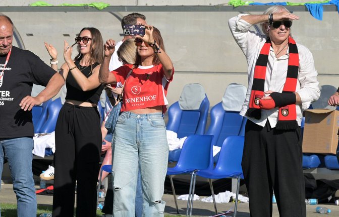 Auch Schlagerstars sind zuweilen Fans: Andrea Berg zückt ihr Smartphone, um die siegreichen Großaspacher zu fotografieren. Rechts daneben ihr Mann, der Unternehmer und Spielerberater Uli Ferber.<span class='image-autor'>Foto: IMAGO/Eibner</span>