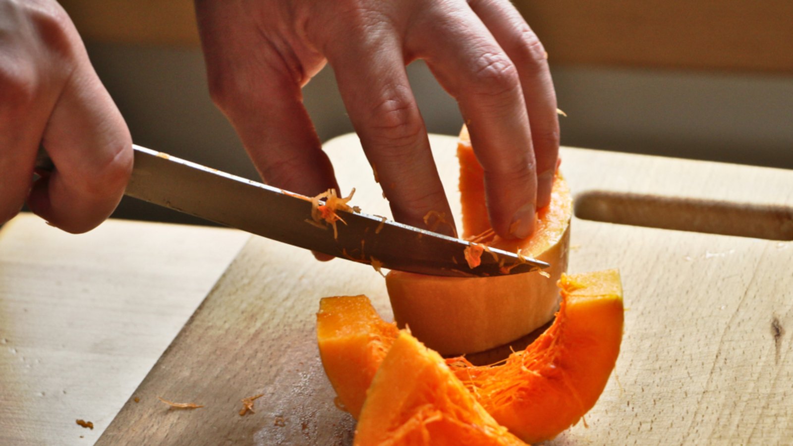 Mit einem Messer geht es oft am schnellsten...Foto: MsViktoriia / shutterstock.com