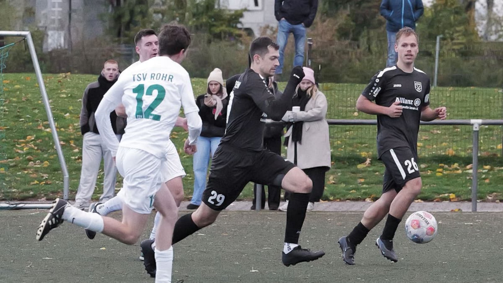 Die Spvgg Stetten hat das Spitzenspiel gewonnen. In dieser Szene im Angriff: der 2:0-Torschütze Tobias Burghardt (Mitte). Rechts dessen Teamkollege Max Quetschlich.Günter Bergmann Die Spvgg Stetten hat das Spitzenspiel gewonnen. In dieser Szene im Angriff: der 2:0-Torschütze Tobias Burghardt (Mitte). Rechts dessen Teamkollege Max Quetschlich.Günter Bergmann