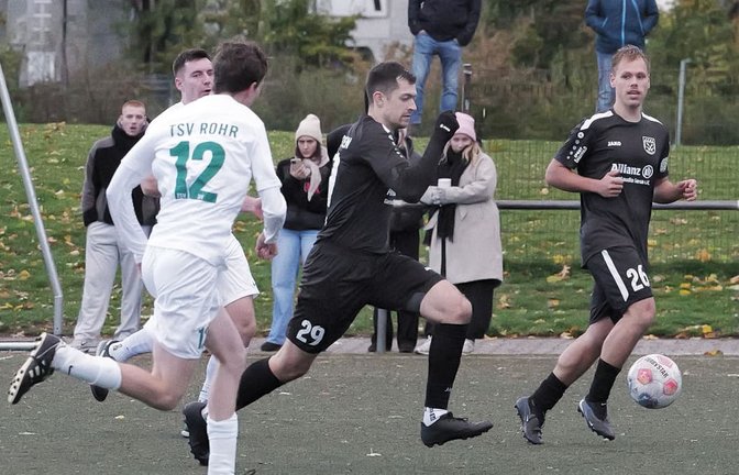 Die Spvgg Stetten hat das Spitzenspiel gewonnen. In dieser Szene im Angriff: der 2:0-Torschütze Tobias Burghardt (Mitte). Rechts dessen Teamkollege Max Quetschlich.<span class='image-autor'>Günter Bergmann</span>