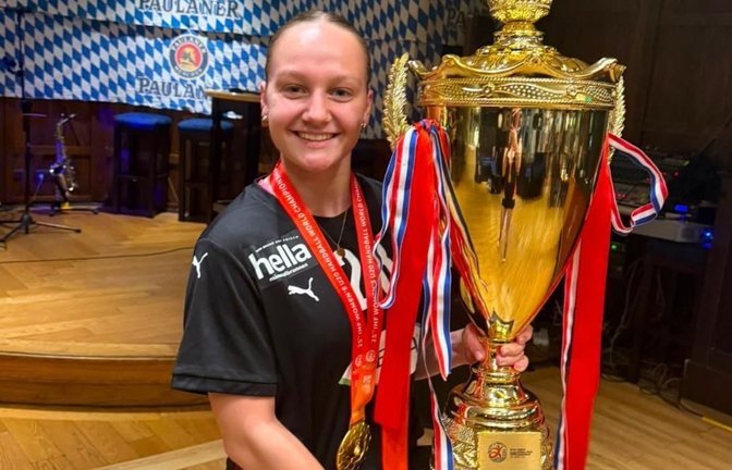 Eine große Trophäe für einen großen Erfolg: Katharina Goldammer hat sich mit der deutschen U-20-Handball-Nationalmannschaft den WM-Titel gesichert.<span class='image-autor'>privat</span>
