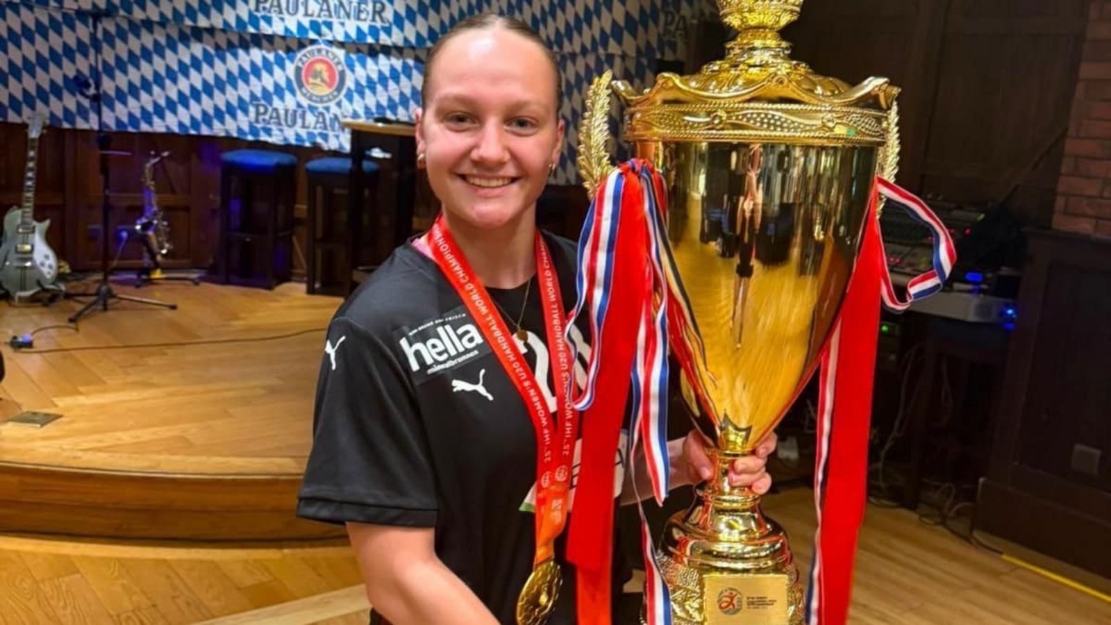 Eine große Trophäe für einen großen Erfolg: Katharina Goldammer hat sich mit der deutschen U-20-Handball-Nationalmannschaft den WM-Titel gesichert.privat Eine große Trophäe für einen großen Erfolg: Katharina Goldammer hat sich mit der deutschen U-20-Handball-Nationalmannschaft den WM-Titel gesichert.privat