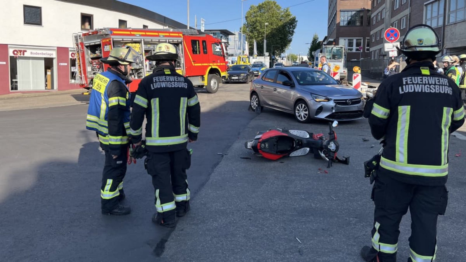 Der Rollerfahrer wurde mit schweren Verletzungen ins Krankenhaus gebracht.Feuerwehr Ludwigsburg