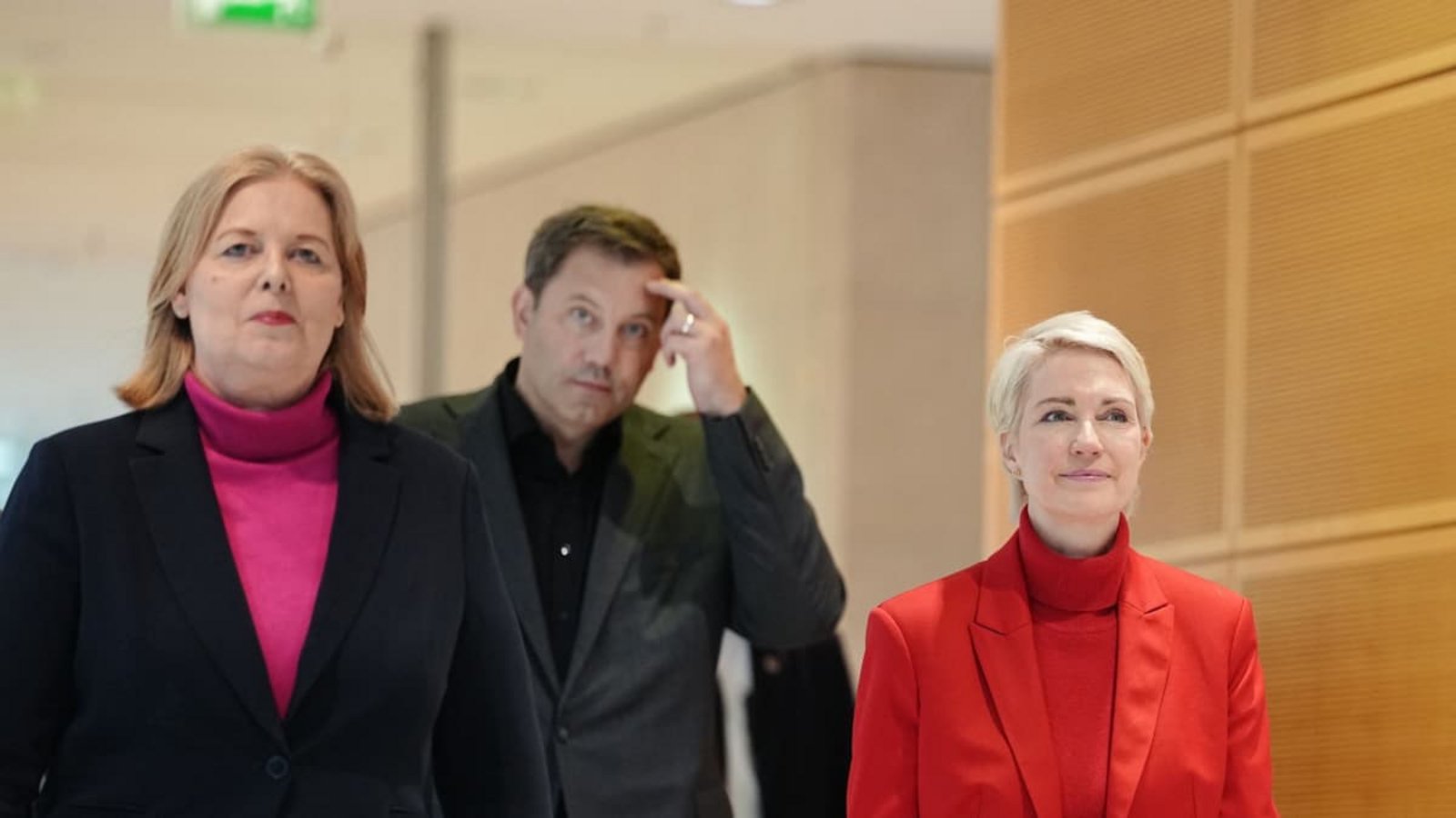 Gemeinsamer Auftritt nach der Wahl in Mecklenburg-Vorpommern: Bärbel Bas, zu diesem Zeitpunkt noch SPD-Chefin, Lars Klingbeil und Manuela Schwesig stellten sich im September im Willy-Brandt-Haus den Fragen der Journalisten.Kay Nietfeld/dpa Gemeinsamer Auftritt nach der Wahl in Mecklenburg-Vorpommern: Bärbel Bas, zu diesem Zeitpunkt noch SPD-Chefin, Lars Klingbeil und Manuela Schwesig stellten sich im September im Willy-Brandt-Haus den Fragen der Journalisten.Kay Nietfeld/dpa