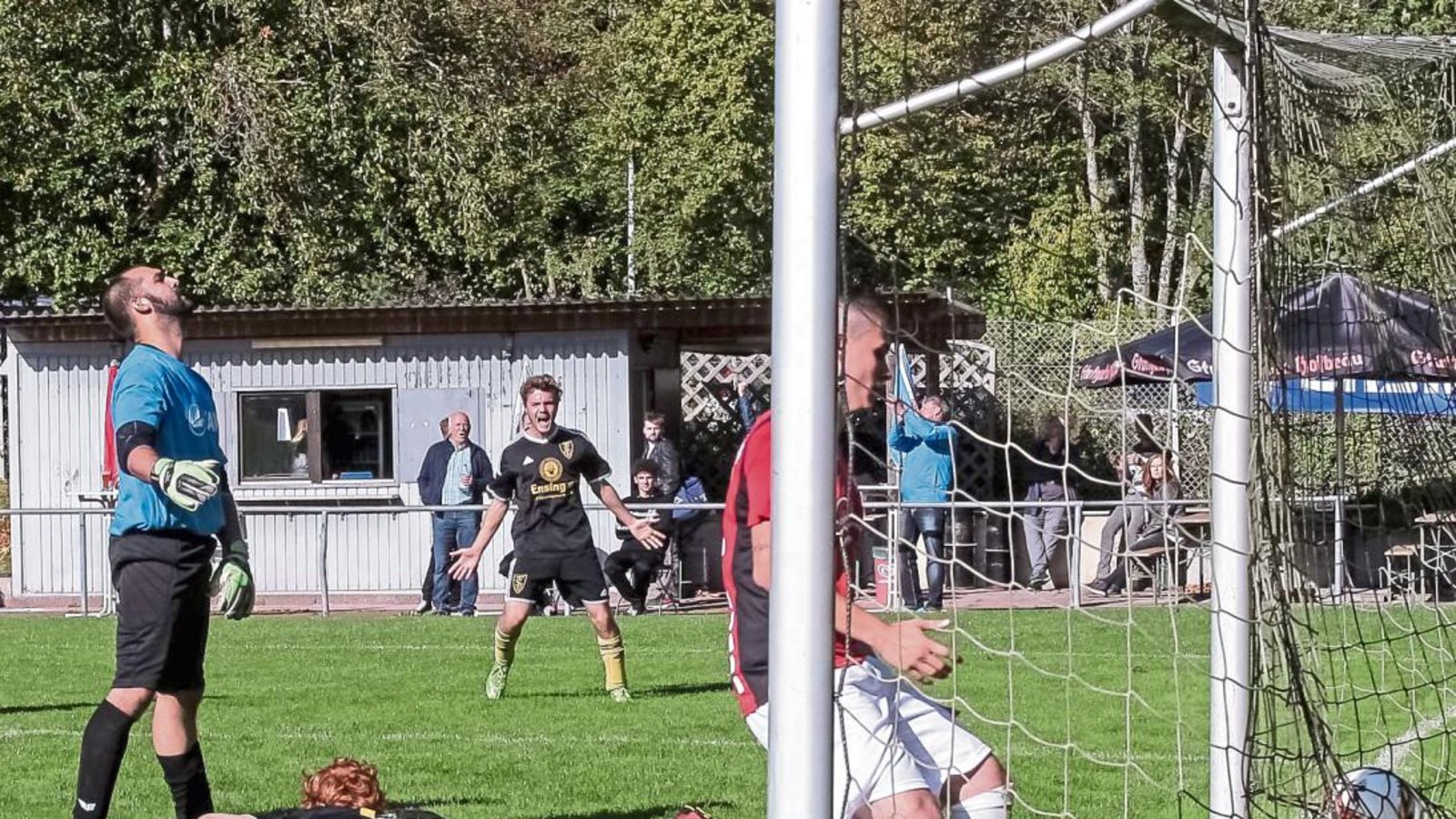 Ensingens Torjäger Kevin Steinl (am Boden) hat den Ball zum dritten seiner fünf Treffer gegen Aurich über die Linie befördert. Foto: Simecek Ensingens Torjäger Kevin Steinl (am Boden) hat den Ball zum dritten seiner fünf Treffer gegen Aurich über die Linie befördert. Foto: Simecek