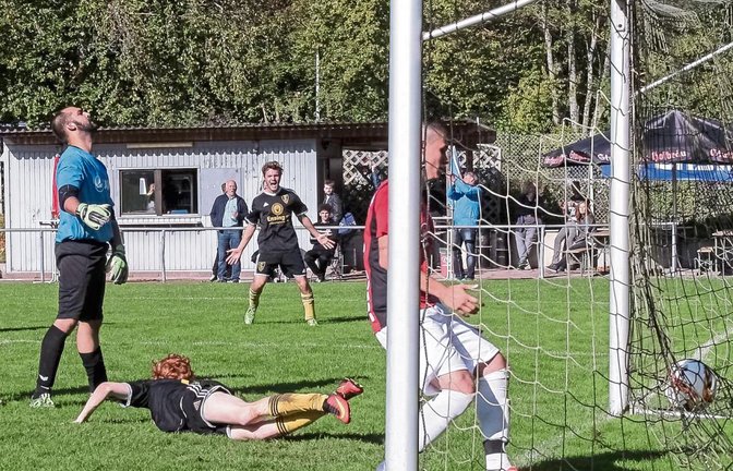 Ensingens Torjäger Kevin Steinl (am Boden) hat den Ball zum dritten seiner fünf Treffer gegen Aurich über die Linie befördert. Foto: Simecek