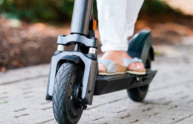Auch Nutzer von E-Scootern müssen die Verkehrsregeln beachten. Die Forderung nach einem Prüfnachweis stößt in der Landesregierung aber auf Ablehnung.<span class='image-autor'>Uwe Anspach/dpa</span>