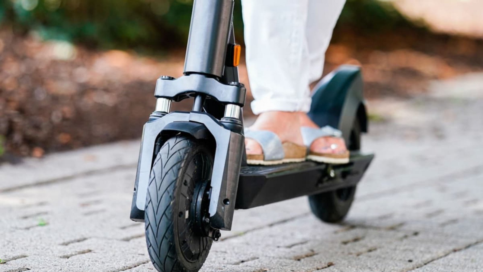 Auch Nutzer von E-Scootern müssen die Verkehrsregeln beachten. Die Forderung nach einem Prüfnachweis stößt in der Landesregierung aber auf Ablehnung.Uwe Anspach/dpa