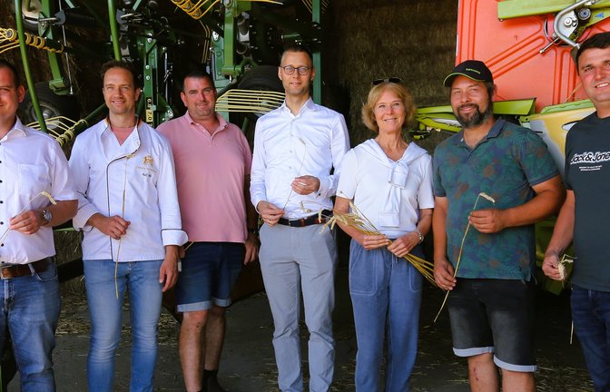 Ziehen im Enzkreis eine erste Erntebilanz (von links): Michael Neubauer, Ralf Jäkle, Joachim Fuchs, Holger Nickel, Corinna Benkel, David Bolay und Michael Mauer. <span class='image-autor'>Fotos: Küppers</span>