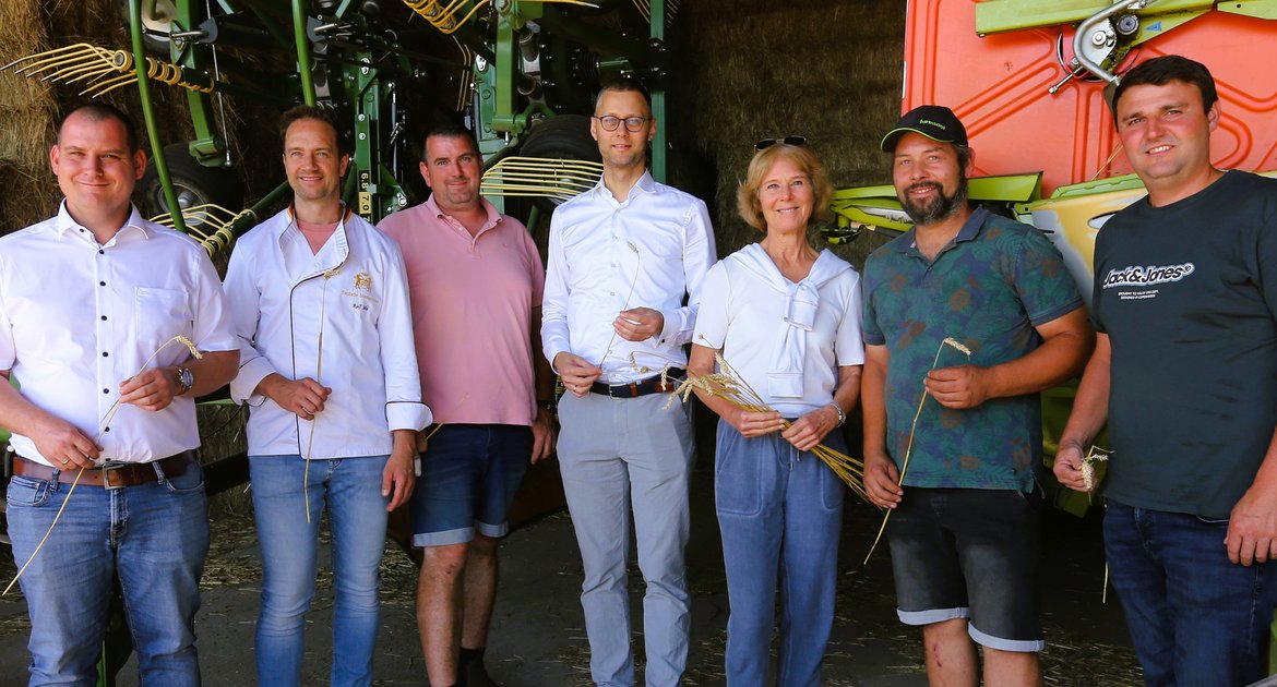 Landwirtschaft Bauern Ernte, PK Enzkreis zur Erntebilanz 2026 in Lienzingen auf dem Hof von David Bolay,   von links: Michael Neubauer Baywa, Ralf Jäkle Bäcker-Innung, Joachim Fuchs Bauernverband Nordschwarzwald-Gäu-Enz, Holger Nickel Dezernent Enzkreis, Corinna Benkel Landwirtschaftsamt Enzkreis, Betriebsleiter David Bolay und Michael Mauer, Sachgebietsleiter Produktion und Vorortkontrollen Enzkreis (und selbst Landwirt aus Iptingen)