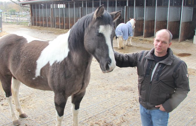 Auf dem Hof von Christian Schwerdtle ist wieder Ruhe eingekehrt. Wenn sich Fremde am Gelände aufhalten, schaue er aber schon mal genauer hin, so der Landwirt.  <span class='image-autor'>Foto: Banholzer</span>