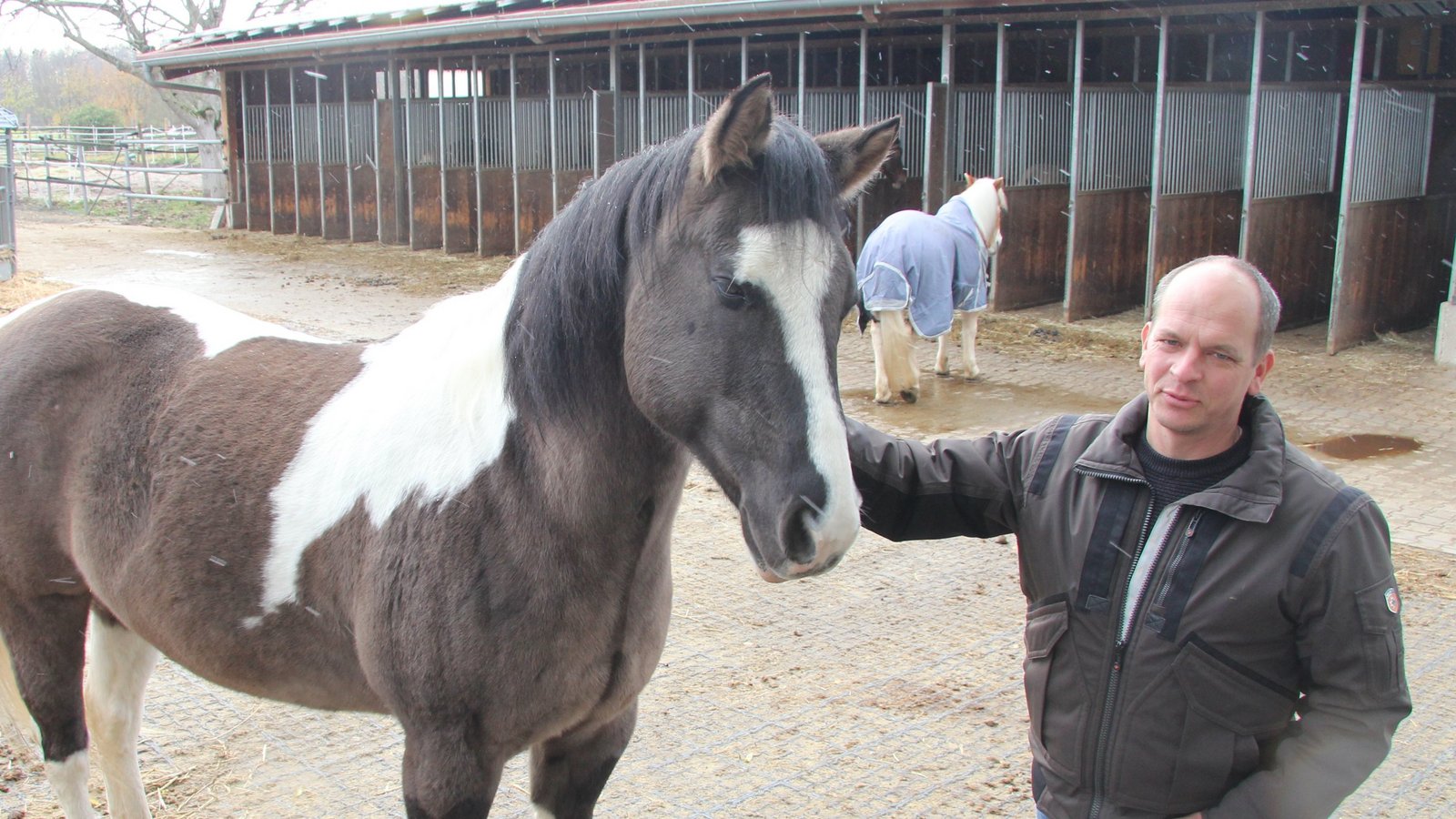 Auf dem Hof von Christian Schwerdtle ist wieder Ruhe eingekehrt. Wenn sich Fremde am Gelände aufhalten, schaue er aber schon mal genauer hin, so der Landwirt. Foto: Banholzer Auf dem Hof von Christian Schwerdtle ist wieder Ruhe eingekehrt. Wenn sich Fremde am Gelände aufhalten, schaue er aber schon mal genauer hin, so der Landwirt. Foto: Banholzer
