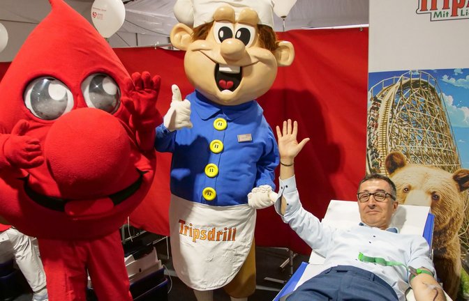 Schirmherr Cem Özdemir geht bei der Auftaktveranstaltung mit gutem Beispiel voran und spendet selbst Blut. <span class='image-autor'>Foto: Erlebnispark Tripsdrill</span>