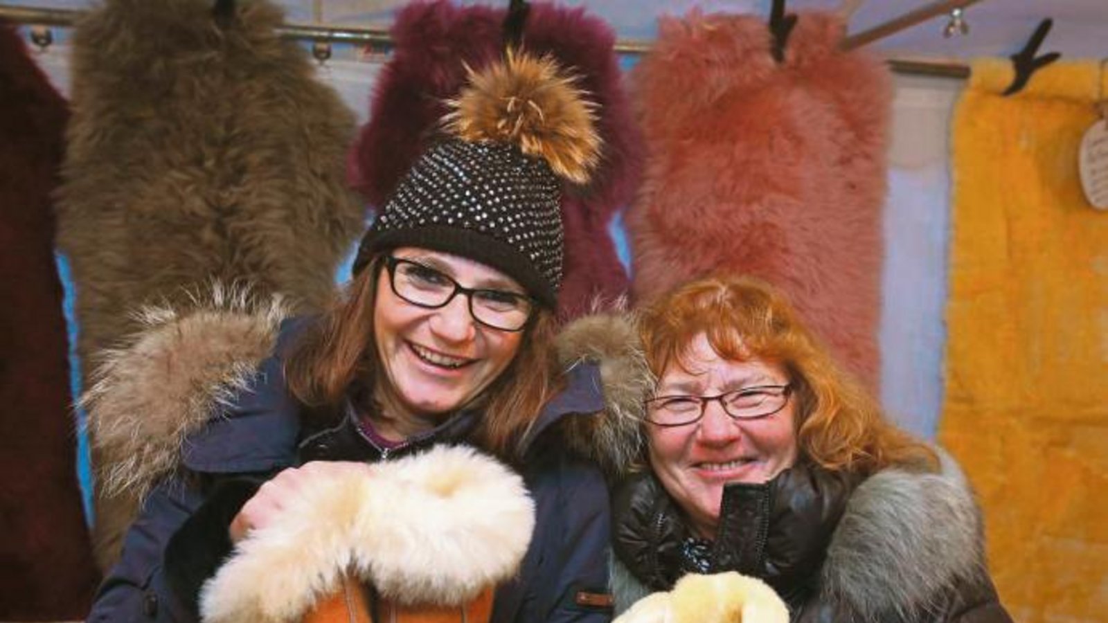 Marion und Monika Braun (von links) haben gestern auf dem Vaihinger Krämermarkt mit extra warmen Hausschuhen aus ihrer Gerberei viele Kunden gefunden. Foto: Küppers