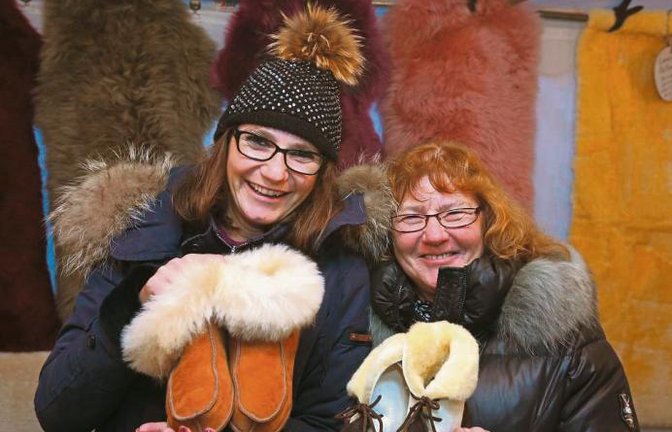 Marion und Monika Braun (von links) haben gestern auf dem Vaihinger Krämermarkt mit extra warmen Hausschuhen aus ihrer Gerberei viele Kunden gefunden. Foto: Küppers