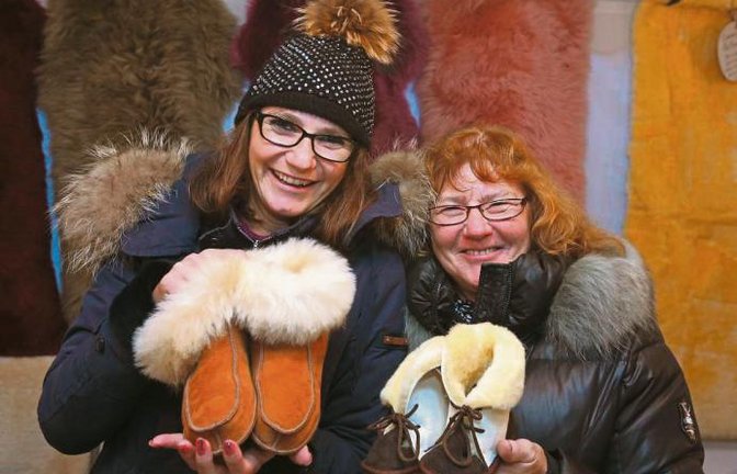 Marion und Monika Braun (von links) haben gestern auf dem Vaihinger Krämermarkt mit extra warmen Hausschuhen aus ihrer Gerberei viele Kunden gefunden. Foto: Küppers