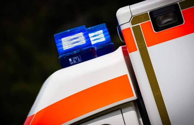 Die Frau erlitt schwere Verletzungen und wurde vom Rettungsdienst in ein Krankenhaus gebracht.<span class='image-autor'>Moritz Frankenberg/dpa</span>