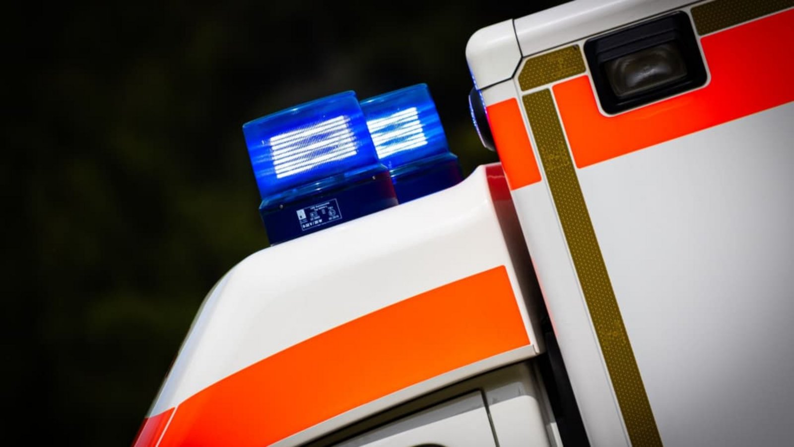 Die Frau erlitt schwere Verletzungen und wurde vom Rettungsdienst in ein Krankenhaus gebracht.Moritz Frankenberg/dpa