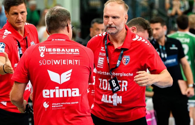 Trainer Hartmut Mayerhoffer (re.) freut sich über den Auswärtssieg von Aufsteiger SG BBM Bietigheim zum Auftakt der neuen Saison in der Handball-Bundesliga.<span class='image-autor'>IMAGO/wolf-sportfoto</span>