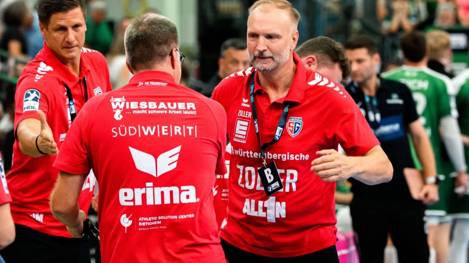 Trainer Hartmut Mayerhoffer (re.) freut sich über den Auswärtssieg von Aufsteiger SG BBM Bietigheim zum Auftakt der neuen Saison in der Handball-Bundesliga.IMAGO/wolf-sportfoto Trainer Hartmut Mayerhoffer (re.) freut sich über den Auswärtssieg von Aufsteiger SG BBM Bietigheim zum Auftakt der neuen Saison in der Handball-Bundesliga.IMAGO/wolf-sportfoto