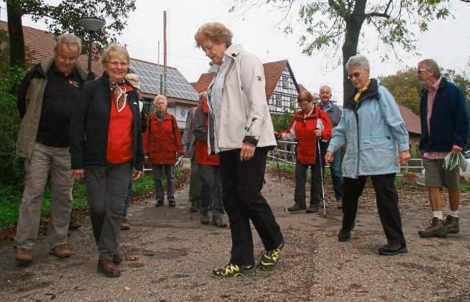 Christel Krumm (Mitte) zeigt den Wanderern den Seitwärtsgang. Foto: Rostek