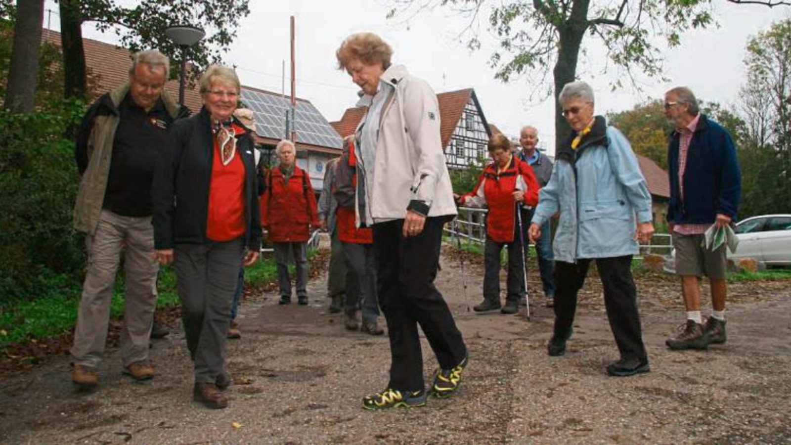 Christel Krumm (Mitte) zeigt den Wanderern den Seitwärtsgang. Foto: Rostek Christel Krumm (Mitte) zeigt den Wanderern den Seitwärtsgang. Foto: Rostek